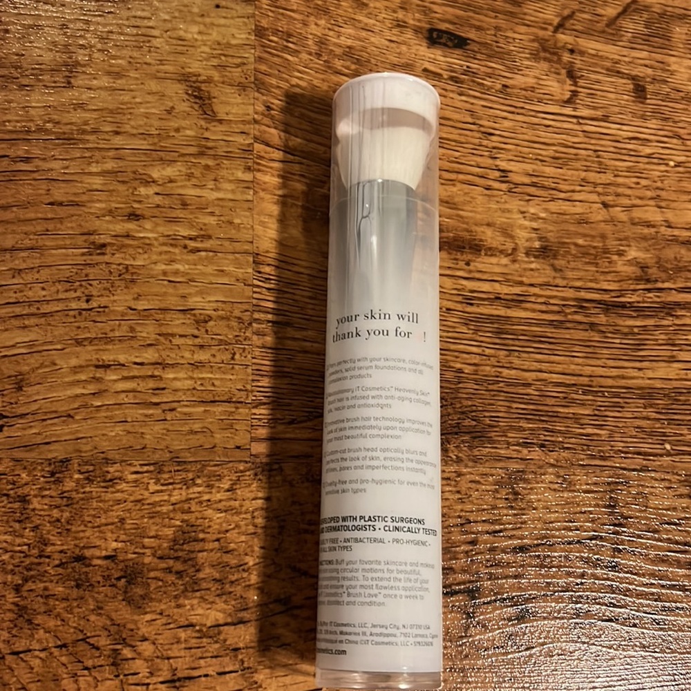 It Cosmetics Complexion Brush(New) - Picture 4 of 4